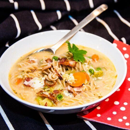 Grönsakssoppa med pasta, ost och bacon