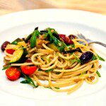 Vegetarisk pasta med soltorkade tomater, oliver, zucchini och rucola