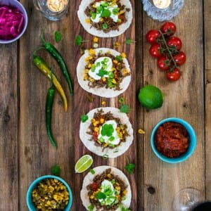 Tacos med köttfärs, salsa, gräddfil, rostad majssallad och koriander