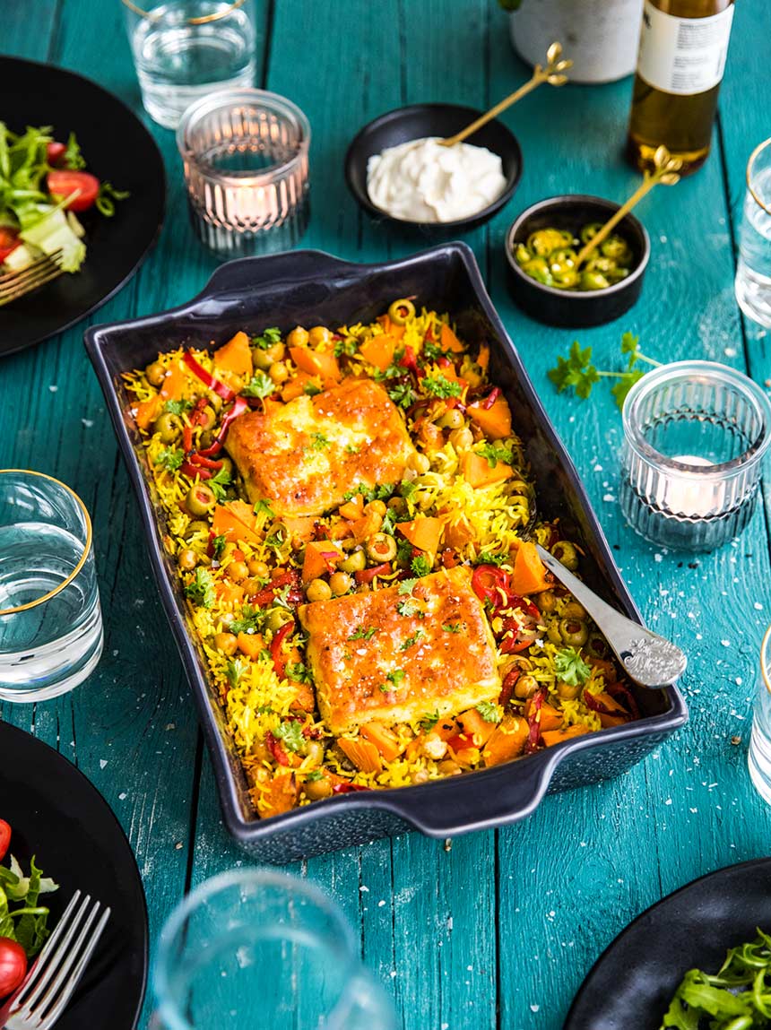 Ugnsbakad hel halloumi med ris och sötpotatis