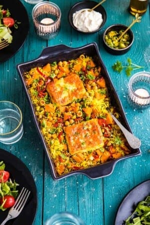 Ugnsbakad hel halloumi med ris och sötpotatis
