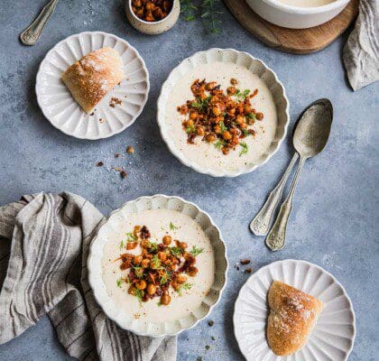 Vit bönsoppa med rostade kikärtor och morot