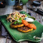 Morots- och kikärtsbiffar med bulgursallad och örtcreme